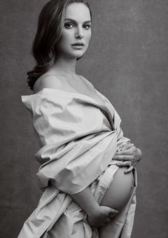Natalie Portman posing pregnant