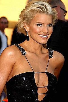Blonde Jessica Simpson sexy cleavage