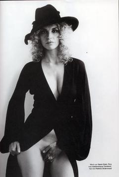 Nina Moric bottomless cover her nude pussy