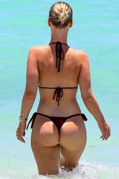 Bianca Elouise sexy ass in thong bikini