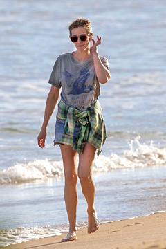 Julia Roberts walking on the beach in Hawaii