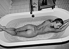 Melanie Ribbe fully nude in a bathtub shows her tight ass