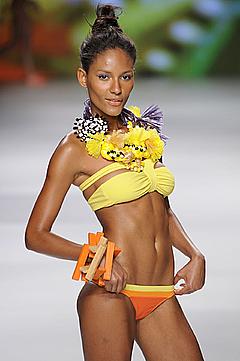 Emanuela de Paula sexy runway photo