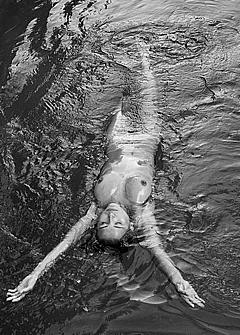 Marisa Papen nude in a water