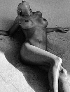 Magdalena Graaf lying nude on a beach