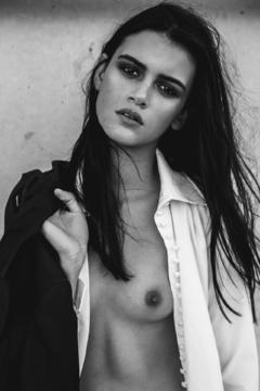 Zhoe Trotter nude tit