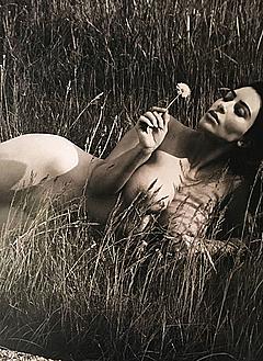 Kim Kardashian lying fully nude