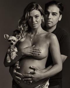 Pregnant Samantha Hoopes topless cover her boobs