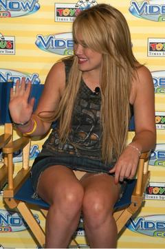 Hilary Duff upskirt to panties paparazzi photo