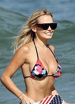 Lara Bingle sexy in bikini