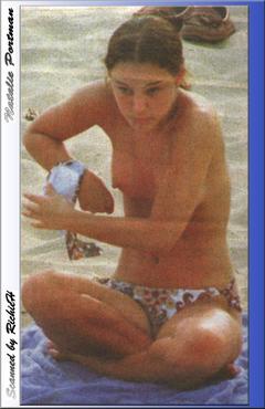 Natalie Portman changing on a beach shows her nude tits