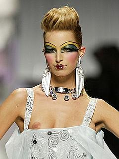 Karolina Kurkova wardrobe malfunction runway image
