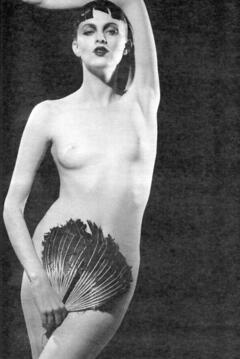 Karen Elson nude cover her pussy