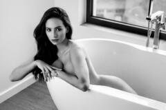 Magdalena Perlinska naked in a bathtub