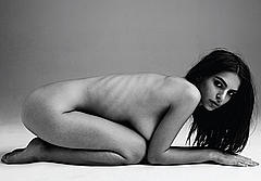 Emily Ratajkowski totally undressed