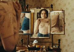 Lena Urzendowsky topless in the mirror at In die Sonne schauen