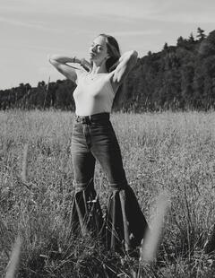 Amanda Seyfried in jeans and tight top in nature