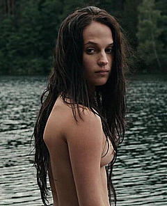 Alicia Vikander nude tits in Kronjuvelerna