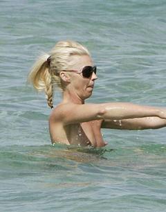 Tamara Beckwith topless in a ocean paparazzi photo