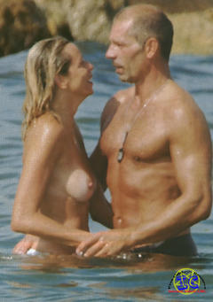 Silvia Rocca topless in a water with honey paparazzi image