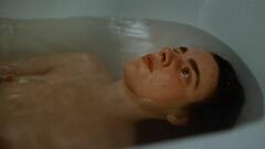 Maria Oblicka naked in a bathtub at Niebieski pokoj