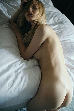 Pauline Ivashevskaya lying naked shows her ass