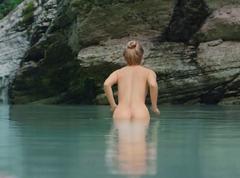 Mariya Ulyanova naked in a water at Kuhnya. Vojna za otel