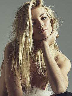 Blonde Elyse Tayler topless