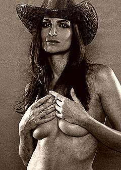 Alexandra Kamp cover her nude tits