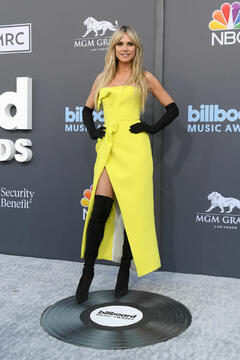 Heidi Klum in yellow dress at 2022 Billboard Music Awards in Las Vegas